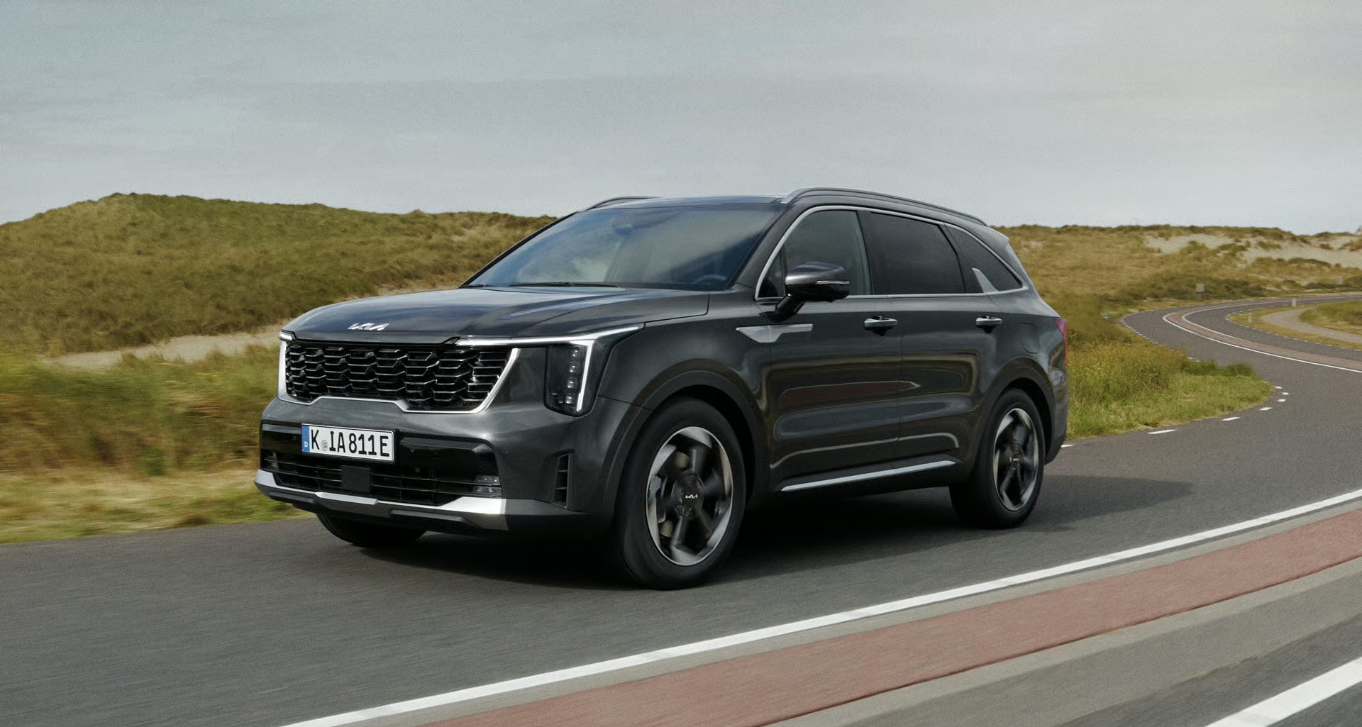 kia-sorento-my25-phev-34front-driving