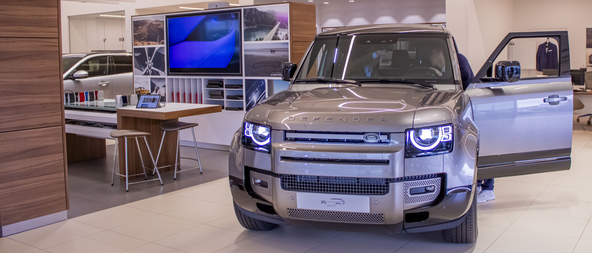 Auto Stahl Wien 22 Defender Fotoshooting GIK und Konsti 202405-010-5286x2264