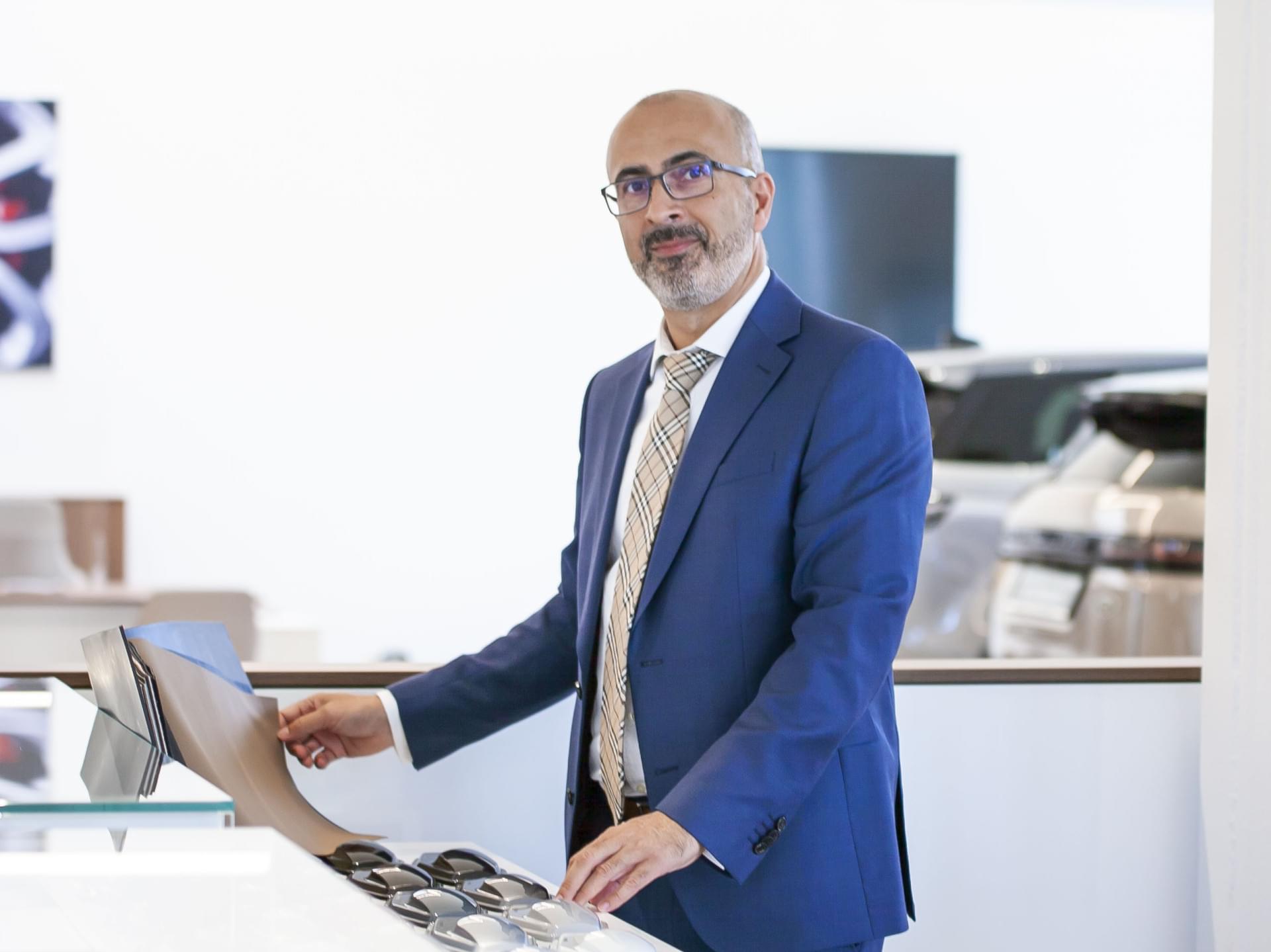 Auto Stahl Wien 23 Fotoshooting Atahan Tepe vor JLR Showroom 202210-118-2533x2574