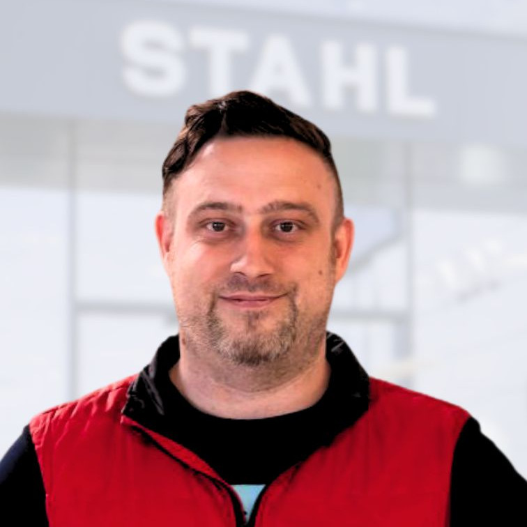 Mitarbeiterfotos  Auto Stahl Website Lager Wien 23 Thomas Hoffmann 2026-756x756