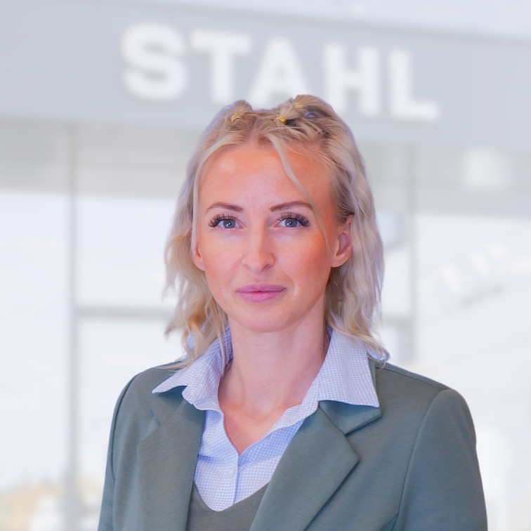 Mitarbeiterfotos Auto Stahl Website Kundendienst Team Assistentin Back Office Wien 22 Julia Toth 2026-756x756
