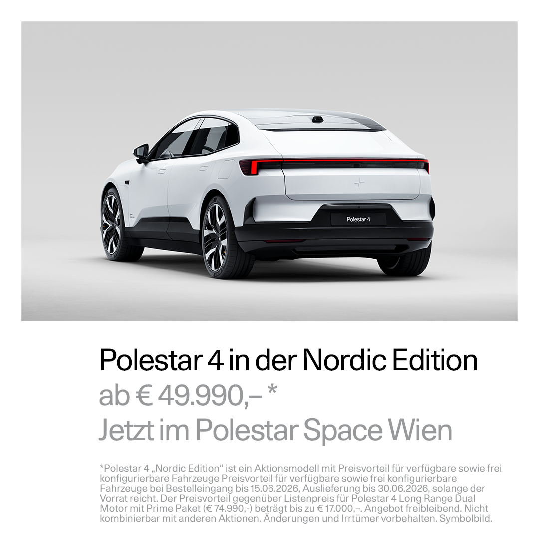 Ein Mann steht neben einem Auto.