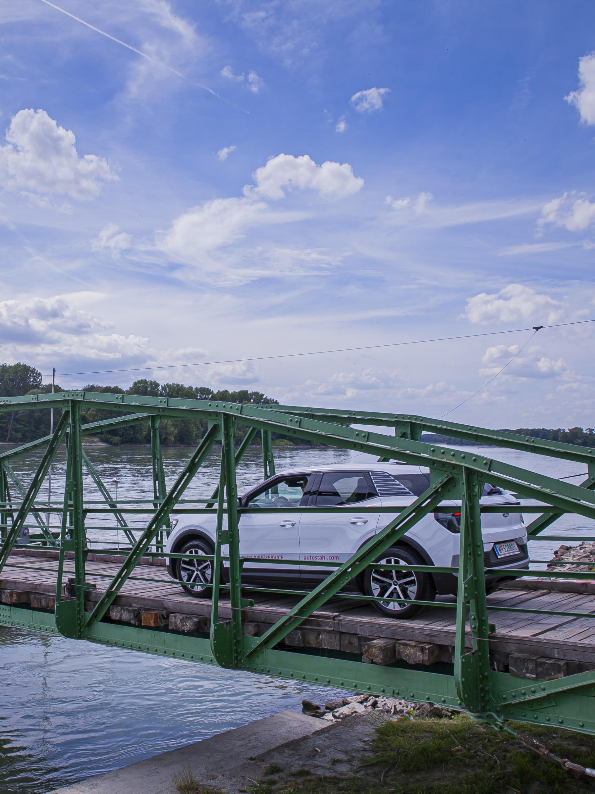 Auto Stahl Wien 22 – Ford Explorer – Ausfahrt Rollfähre DOnau 202606-0015-1931x2574
