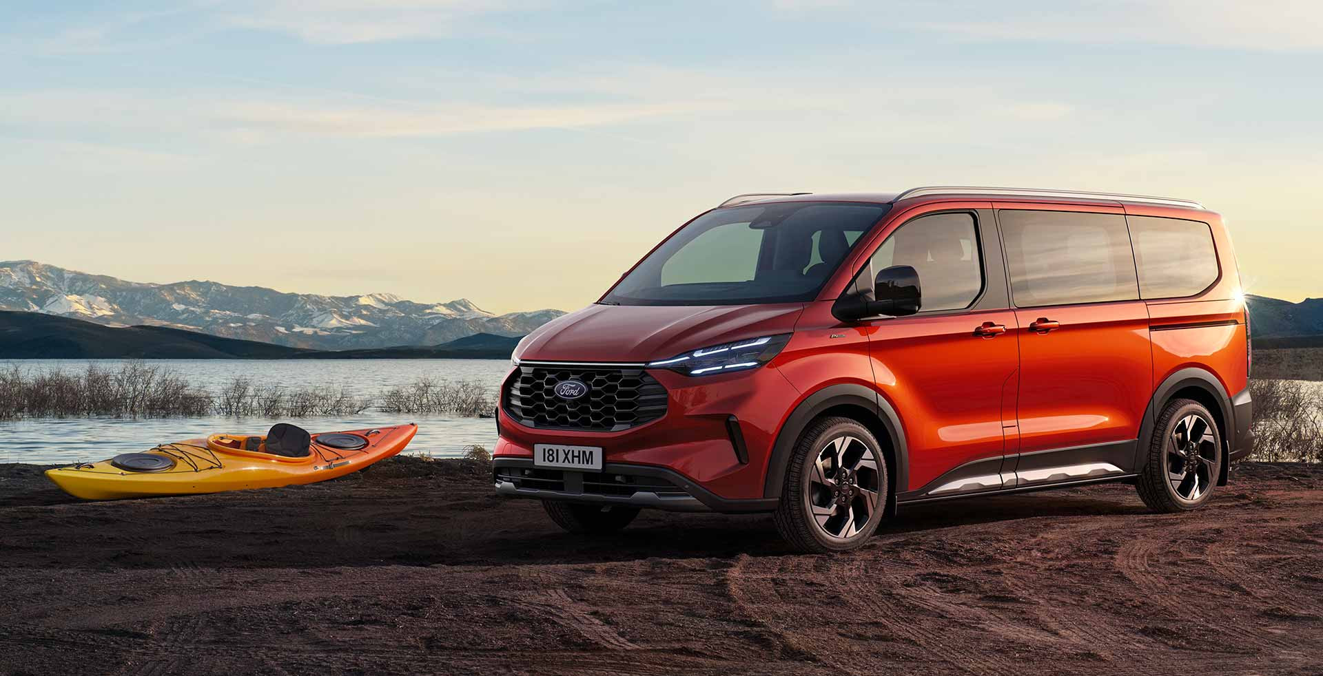 ford-tourneo custom-eu-Banner 60 1165 Ford V710 Shot07-16x9-1920x1080-bb-red-v710-parked-front-view-1920x982