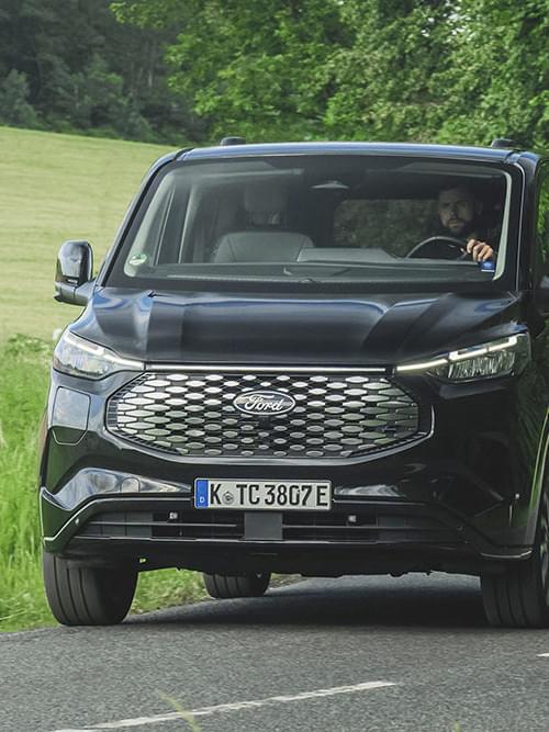 ford-e tourneo custom-eu-Column Card Titanium X Agate Black 10-3x2-1000x667-black-v710-driving-in-countryside-500x667