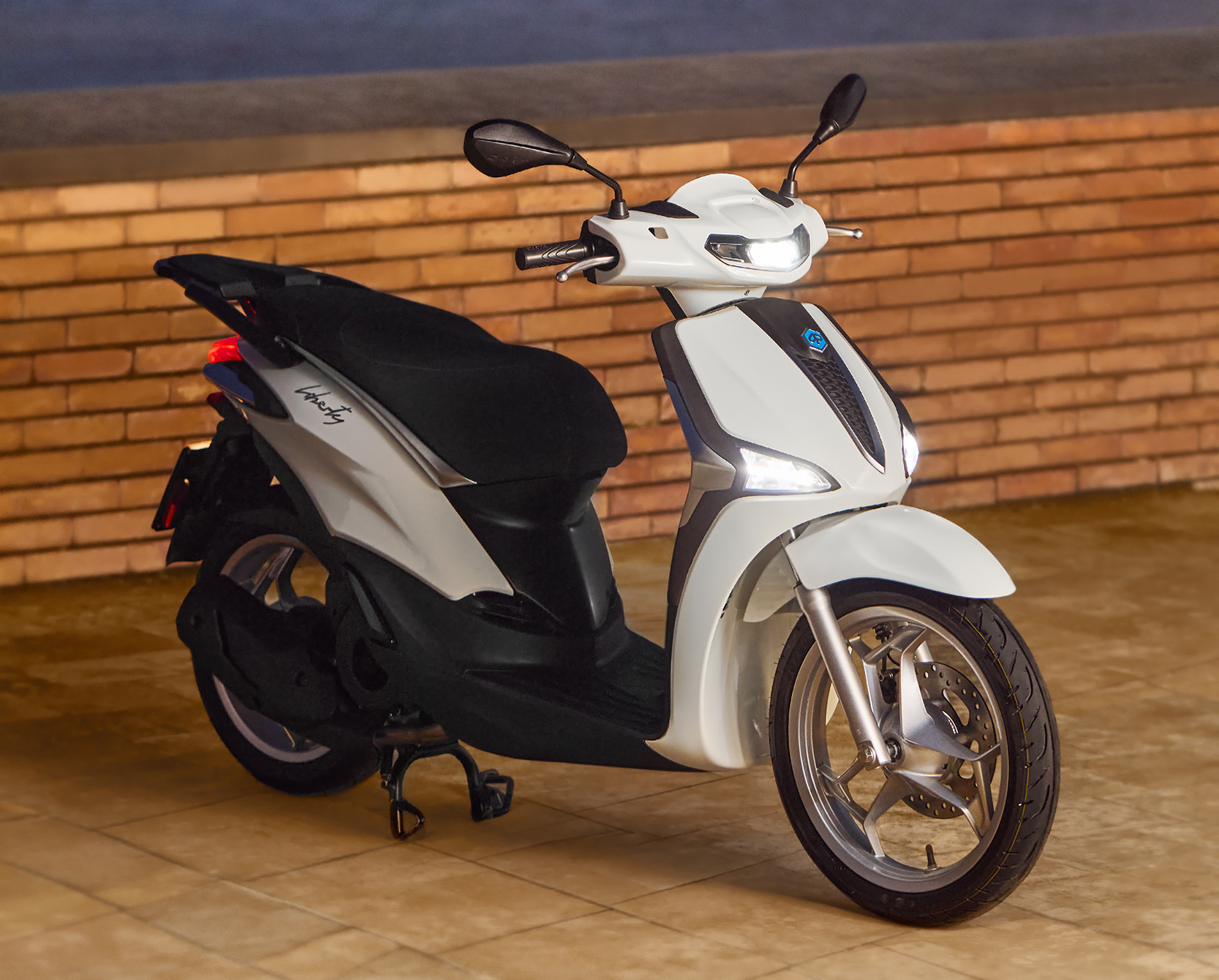 01 Piaggio Liberty 125 Bianco Luna-1667x1340