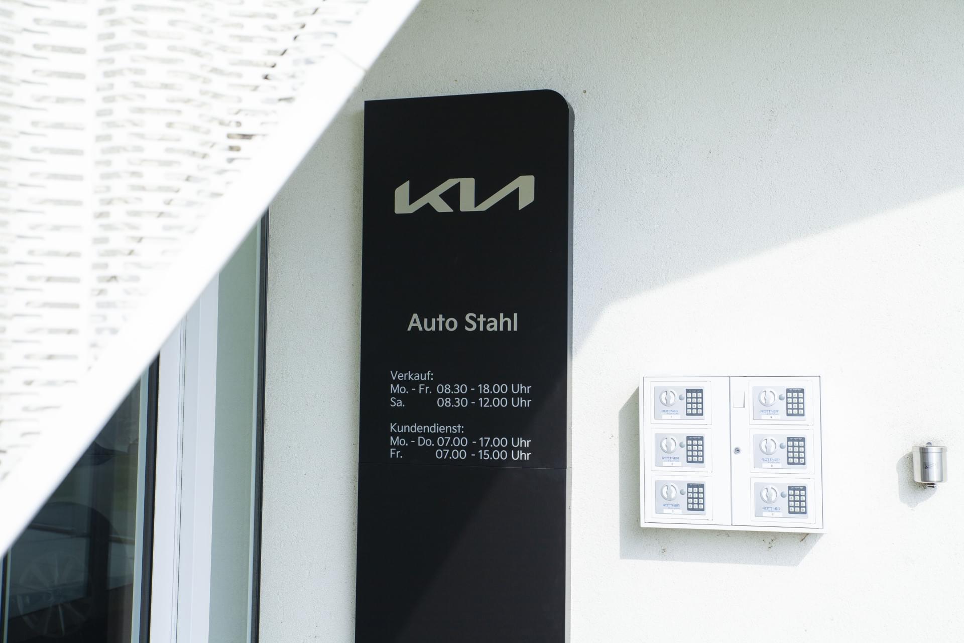 Auto Stahl Wien 21 – Neue Kia CI – Schauraum Außen und Innenaufnahmen 202504-23