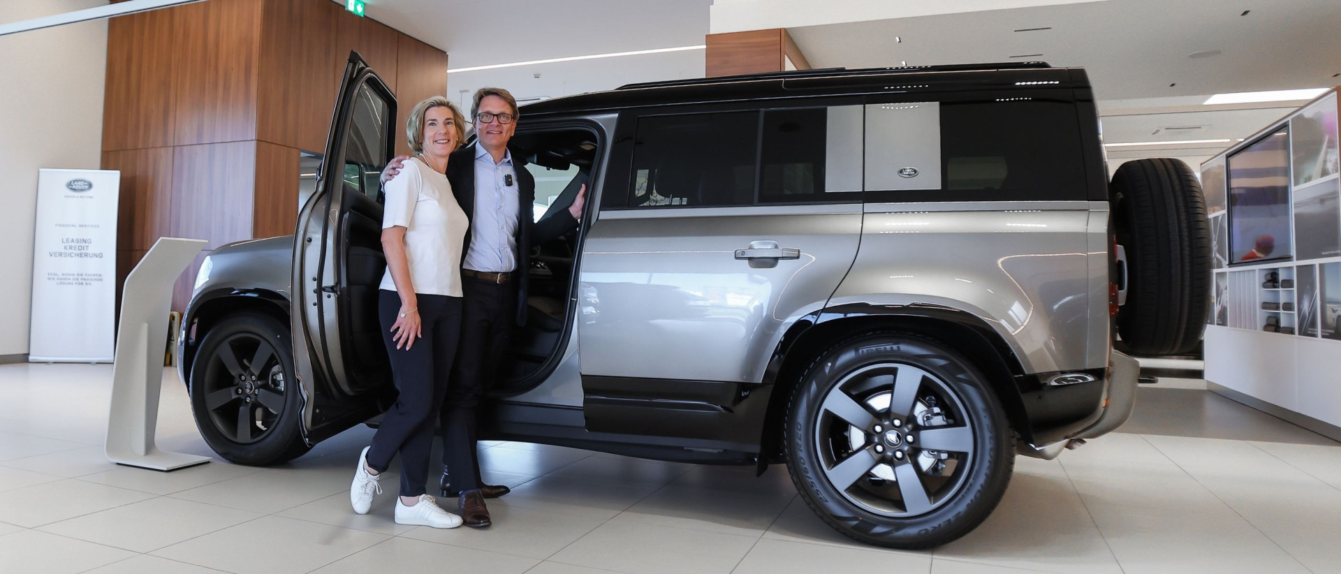 Auto Stahl Wien 2 Gernot und Isabella Keusch entdecken Land Rover Defender-2800x1199