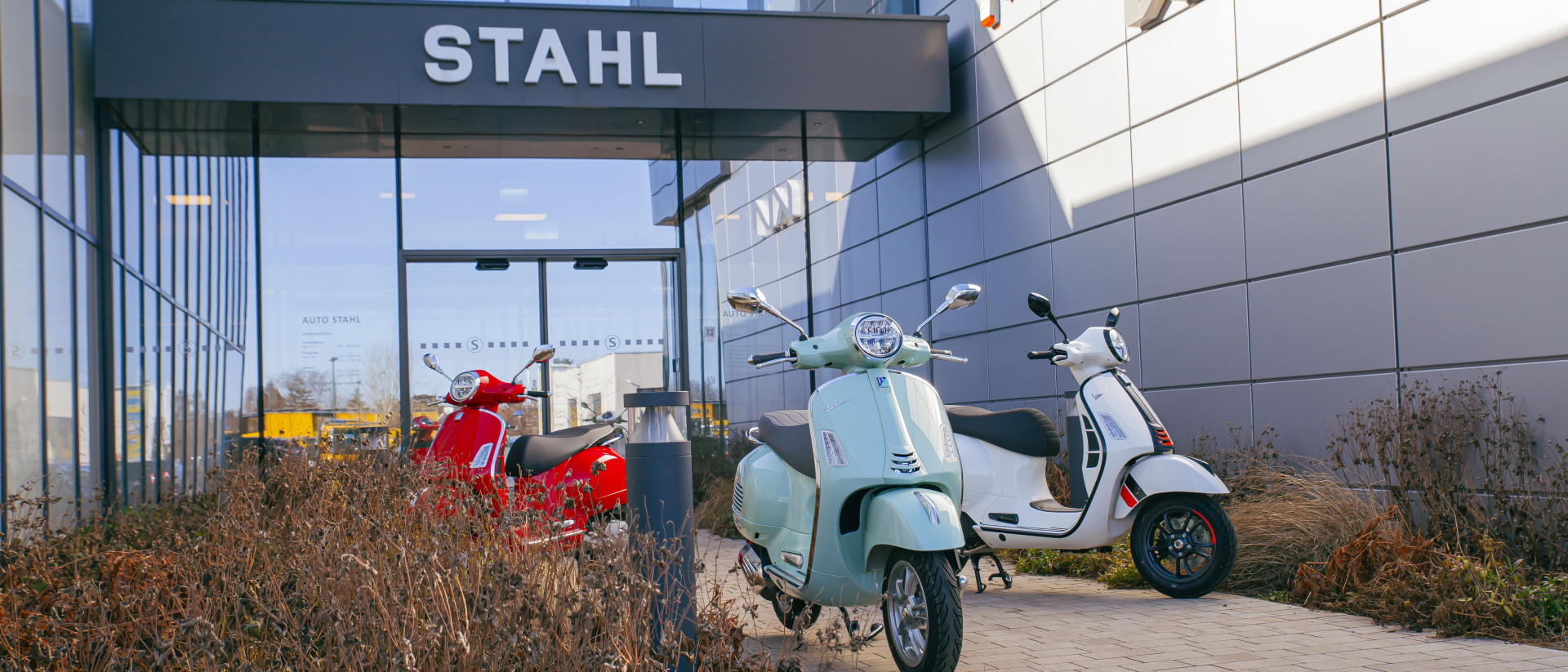 Auto Stahl Wien 22 Pressefotos Vespa Auto Stahl mit Josef Faber & Auto Stahl 20250308-08-5616x2406