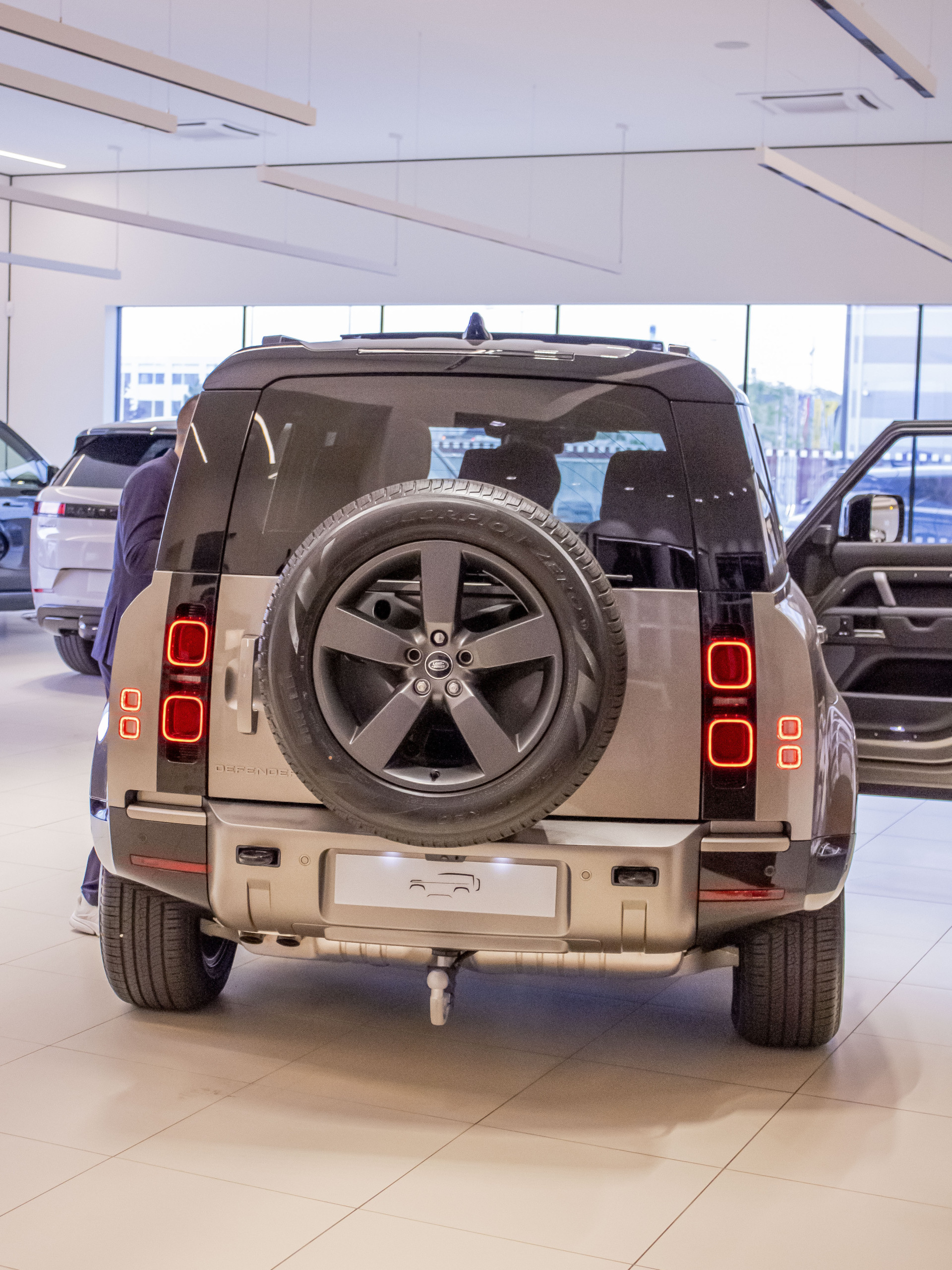 Auto Stahl Wien 22 Defender Fotoshooting GIK und Konsti 202405-019-3560x4749