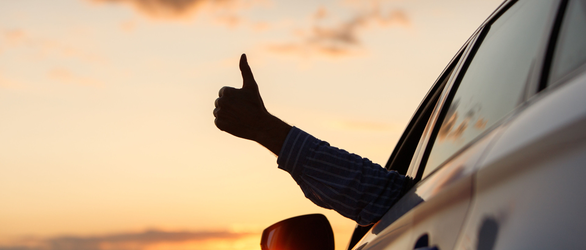 Daumen hoch aus einem Autofenster