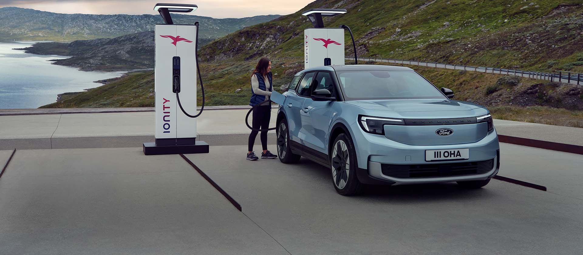 Eine Frau lädt ein Auto auf.