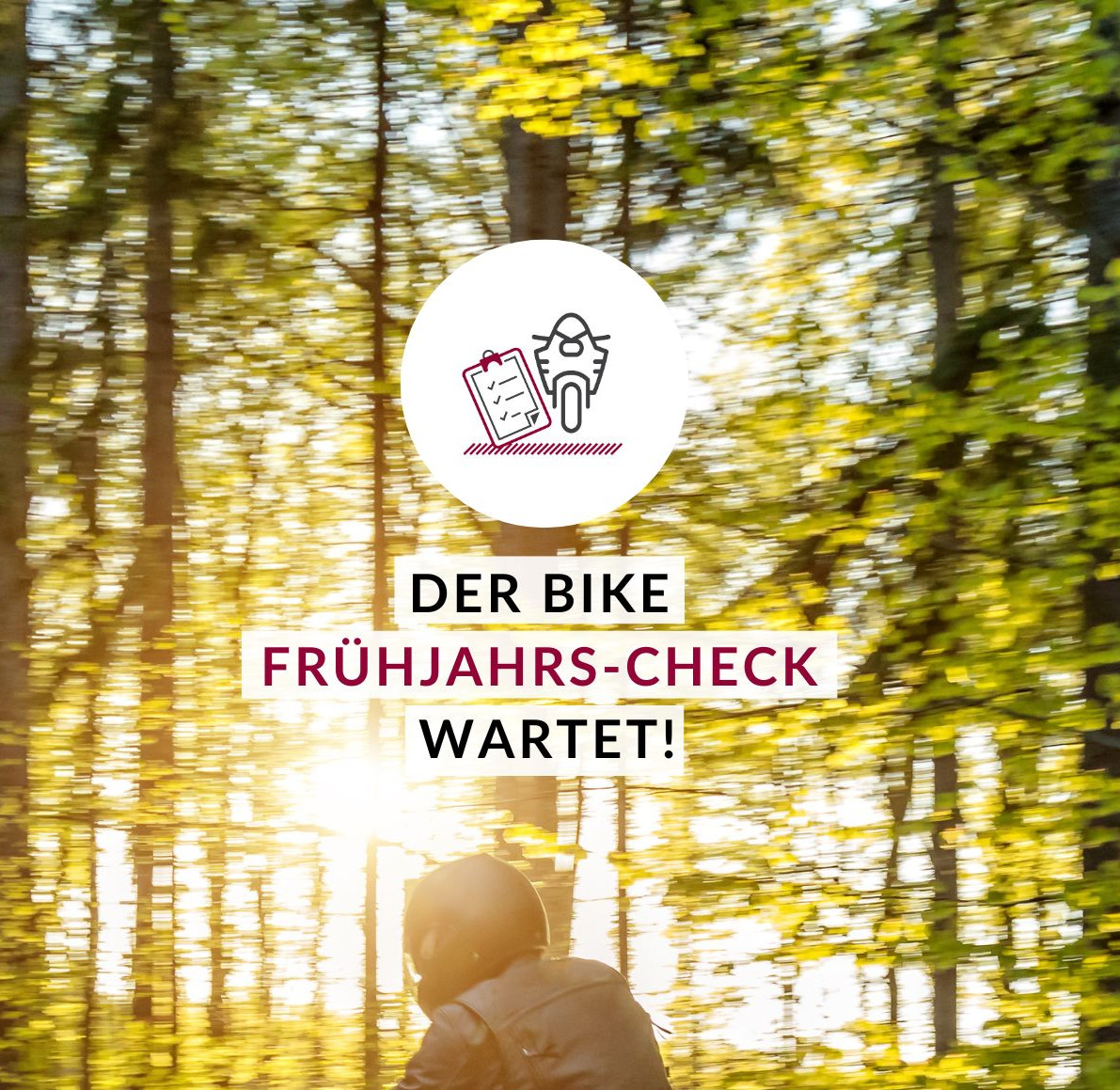 Ein Mann fährt Motorrad im Freien.
