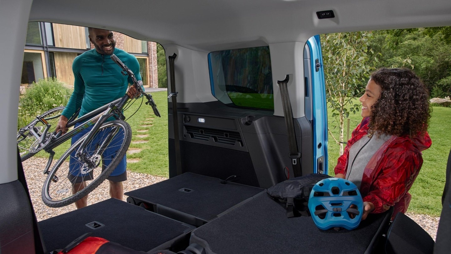 ford-tourneoV761-FoE-10 V761 Tourneo Int Flex Seating Leisure-16x9-2160x1215-fc.jpg.renditions.original