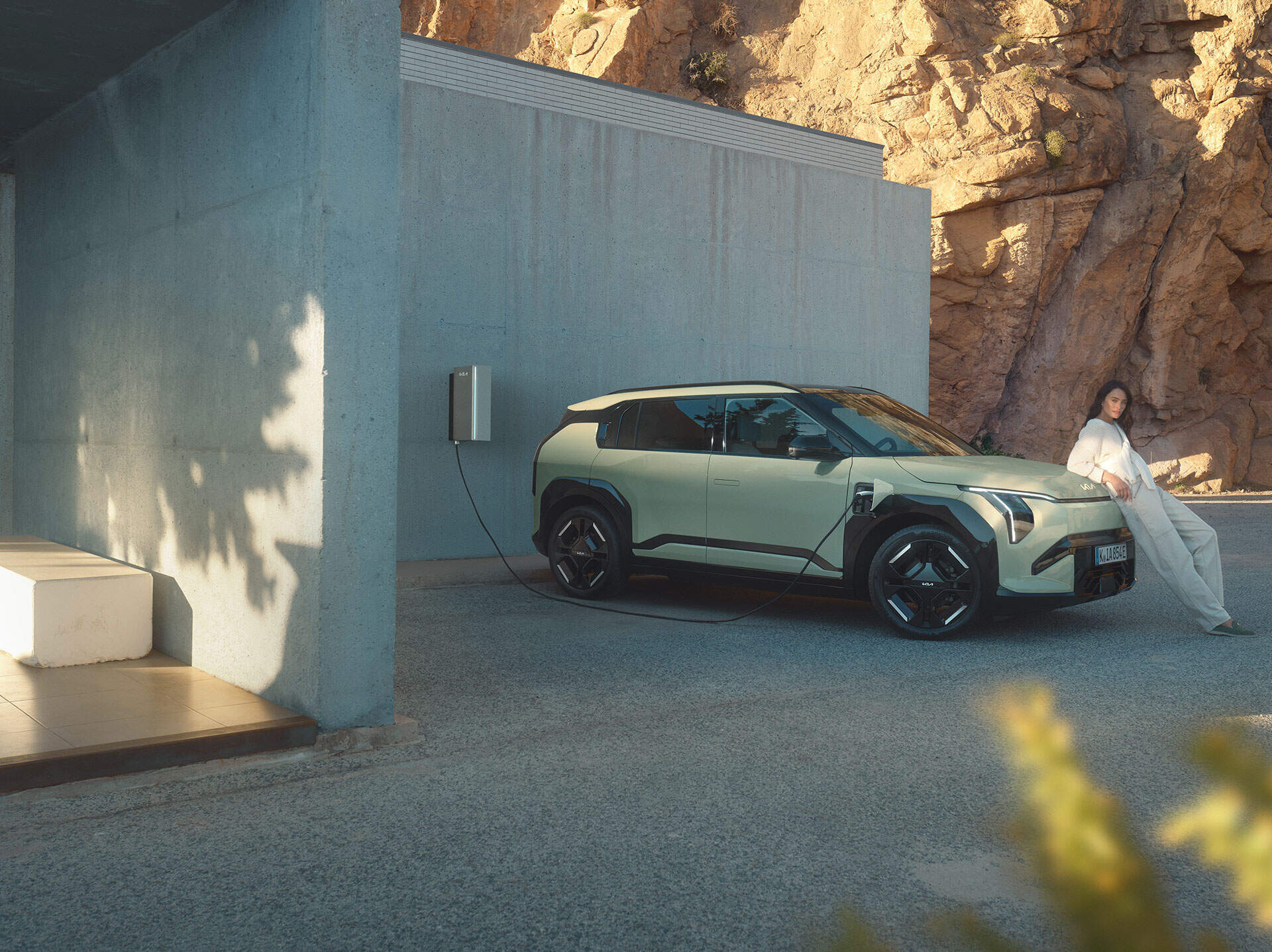 Eine Frau lädt ein Auto auf.