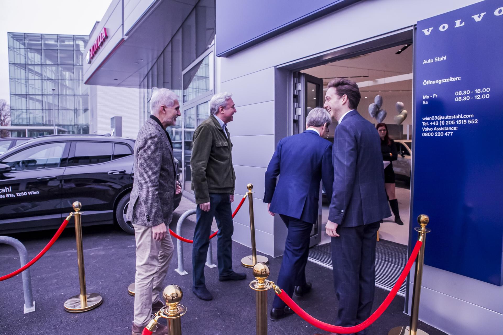 Eine Gruppe von Männern steht vor einem Gebäude.