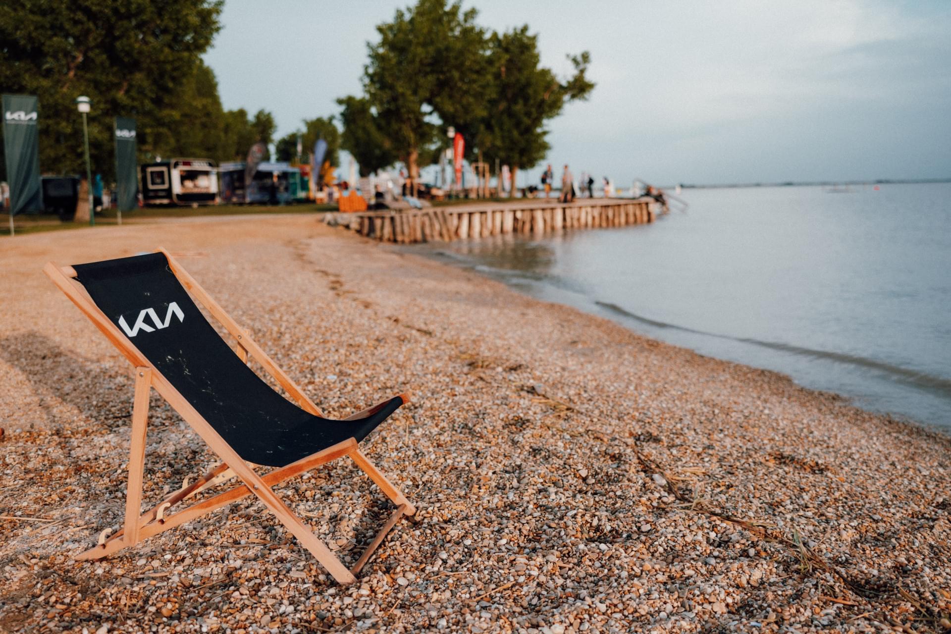Ein Stuhl am Strand