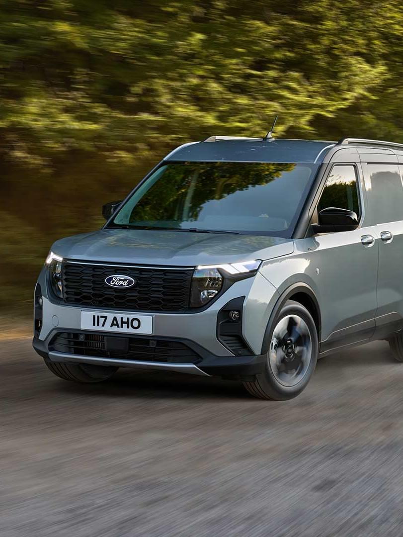 ford-transit courier-eu-Banner 04 V769 Transit- Courier-16x9-1920x1080-bb-v769-exterior-dynamic-front-view-811x1080