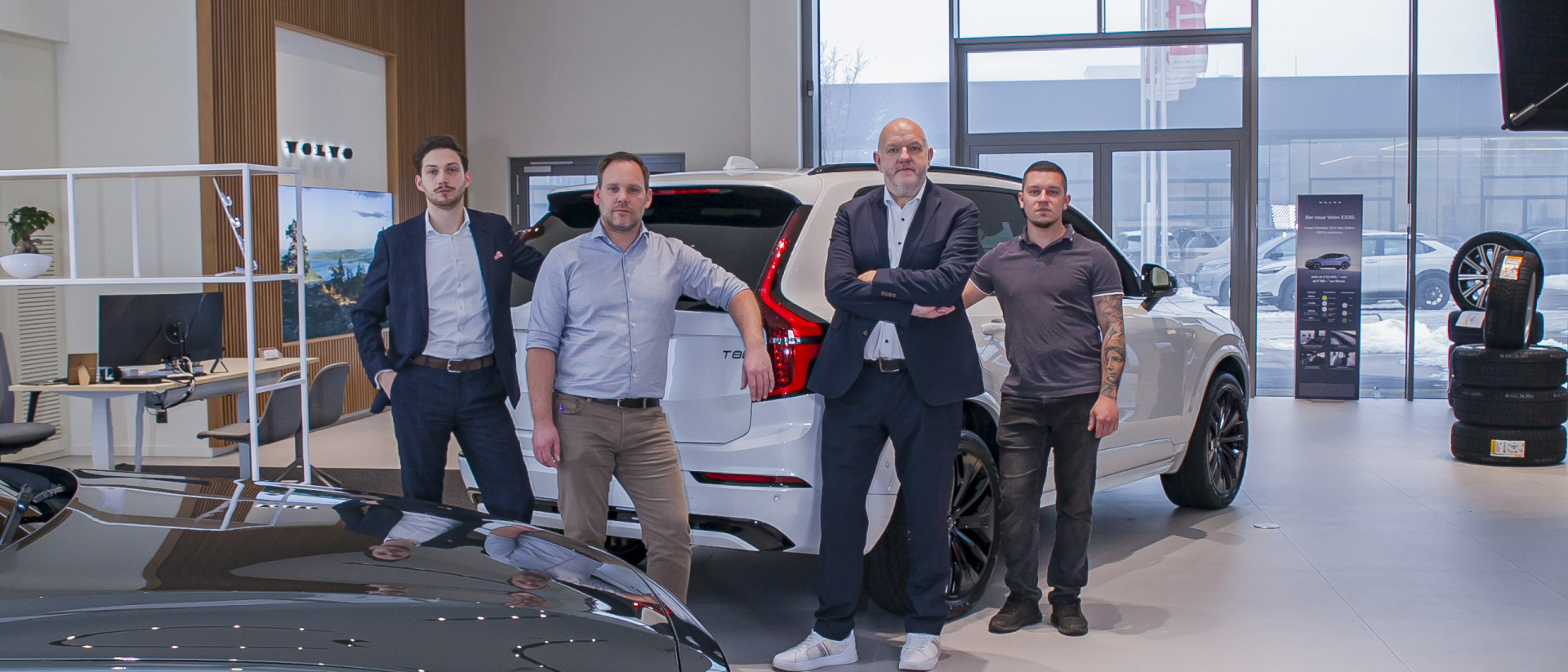 Auto Stahl Wien 23 – Fotoshooting Team Volvo – neuer Volvo Showroom 20260114-009-2574x1104