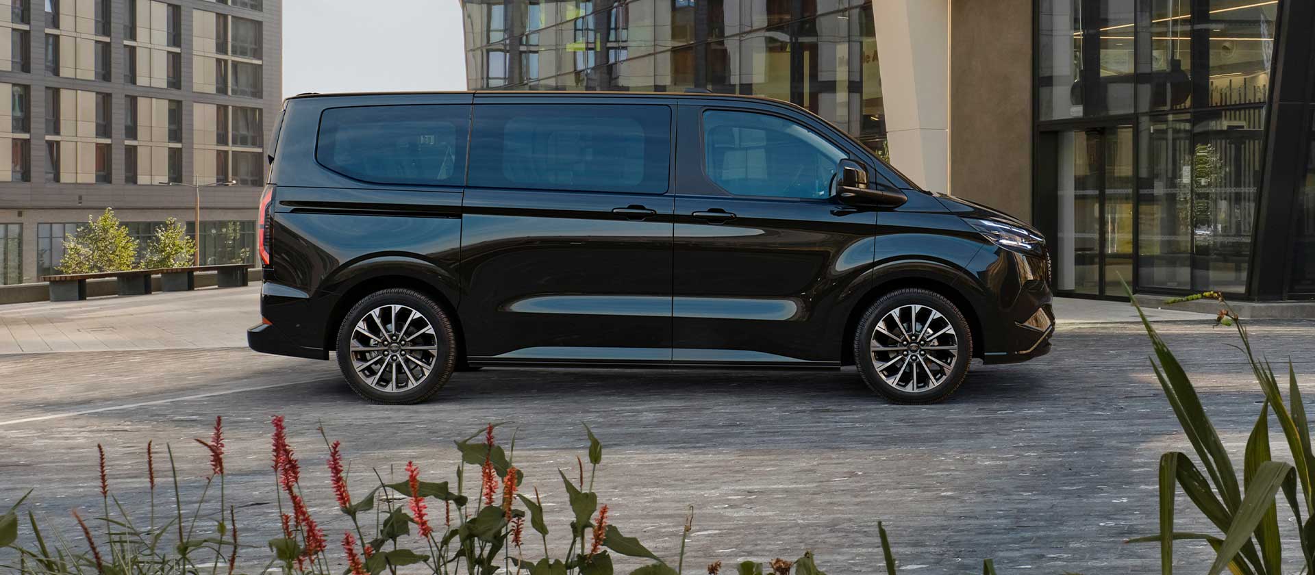 ford-e tourneo custom-eu-Banner Short 03M V710 Titanium-1920x840-bb-side-view-black-titanium