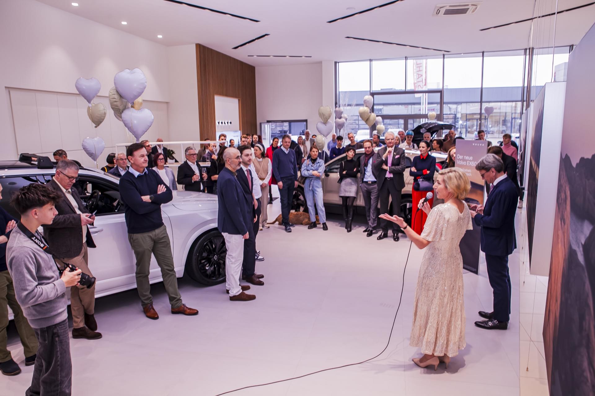 Eine Frau steht vor einer Gruppe von Menschen.