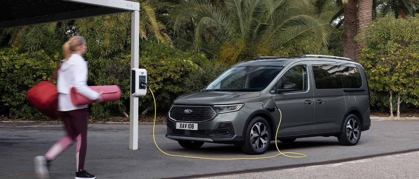 ford-tourneo connect-eu-V761 Tourneo Con PHEV Fr 3 4 Charge Talent-21x9-2160x925-bb.jpg.renditions.original