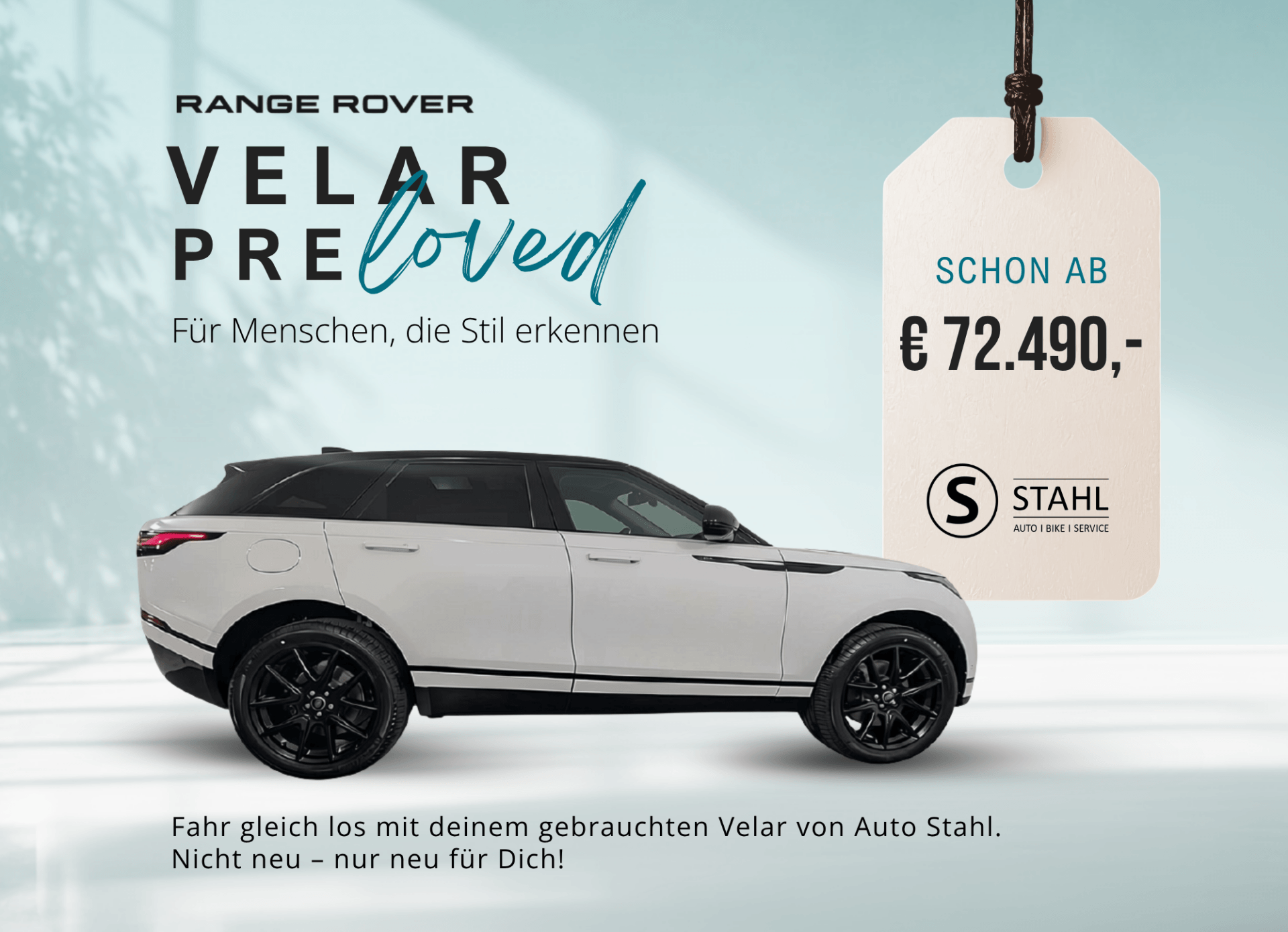 Weißes Auto mit Preisschild im Vordergrund