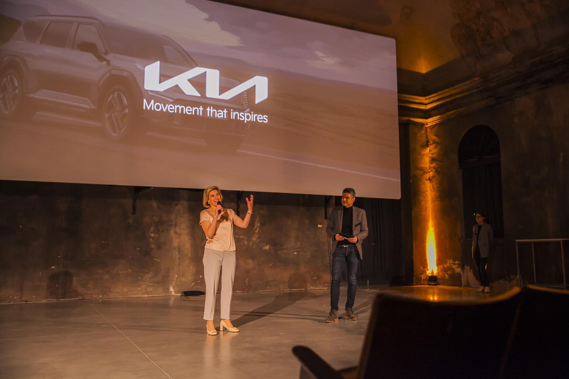 Ein Mann und eine Frau auf einer Bühne.