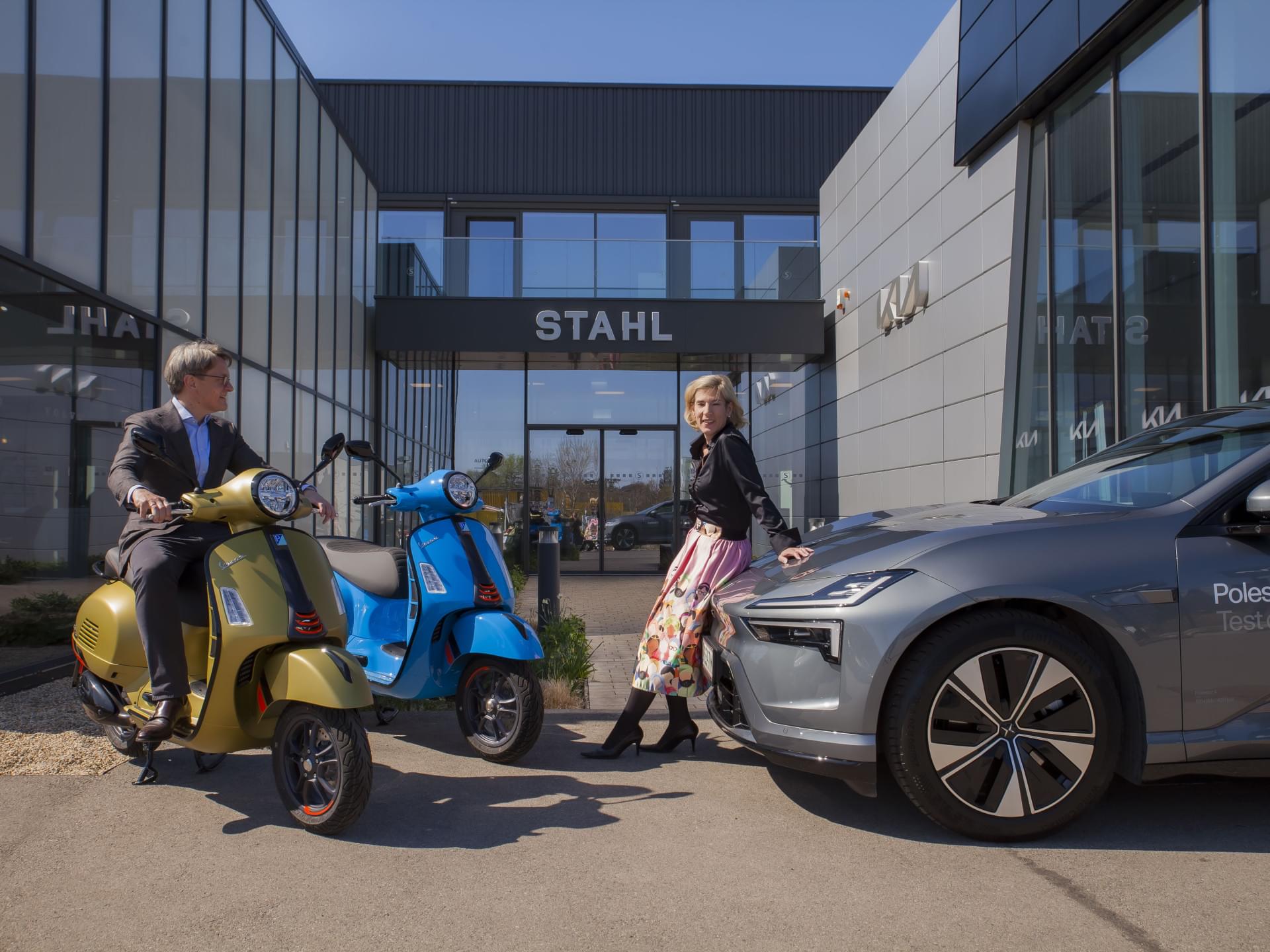 Auto Stahl Wien 22 – Fotoshooting GIK Vespa & Polestar vor Haupteingang 202504-107