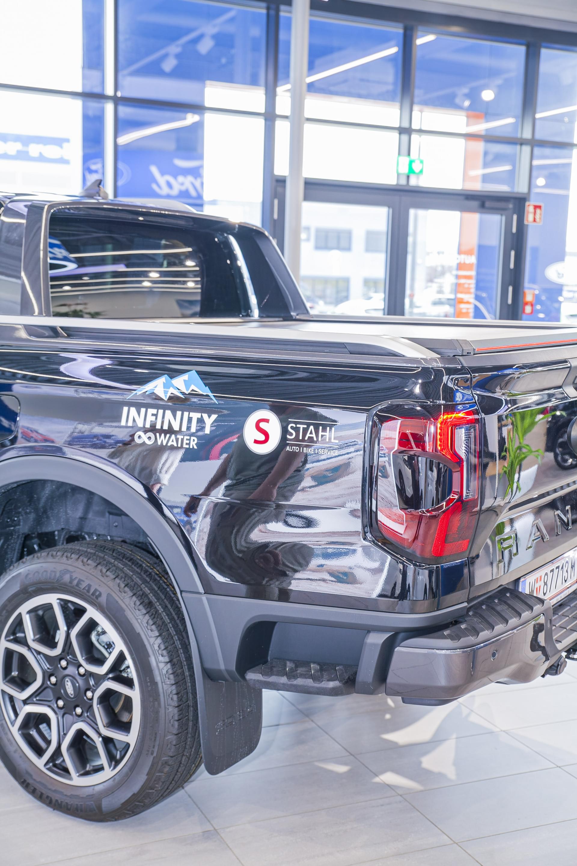 Auto Stahl Wien 22 – Strongman Matthias Göth Ford Ranger Übergabe 20260331-109