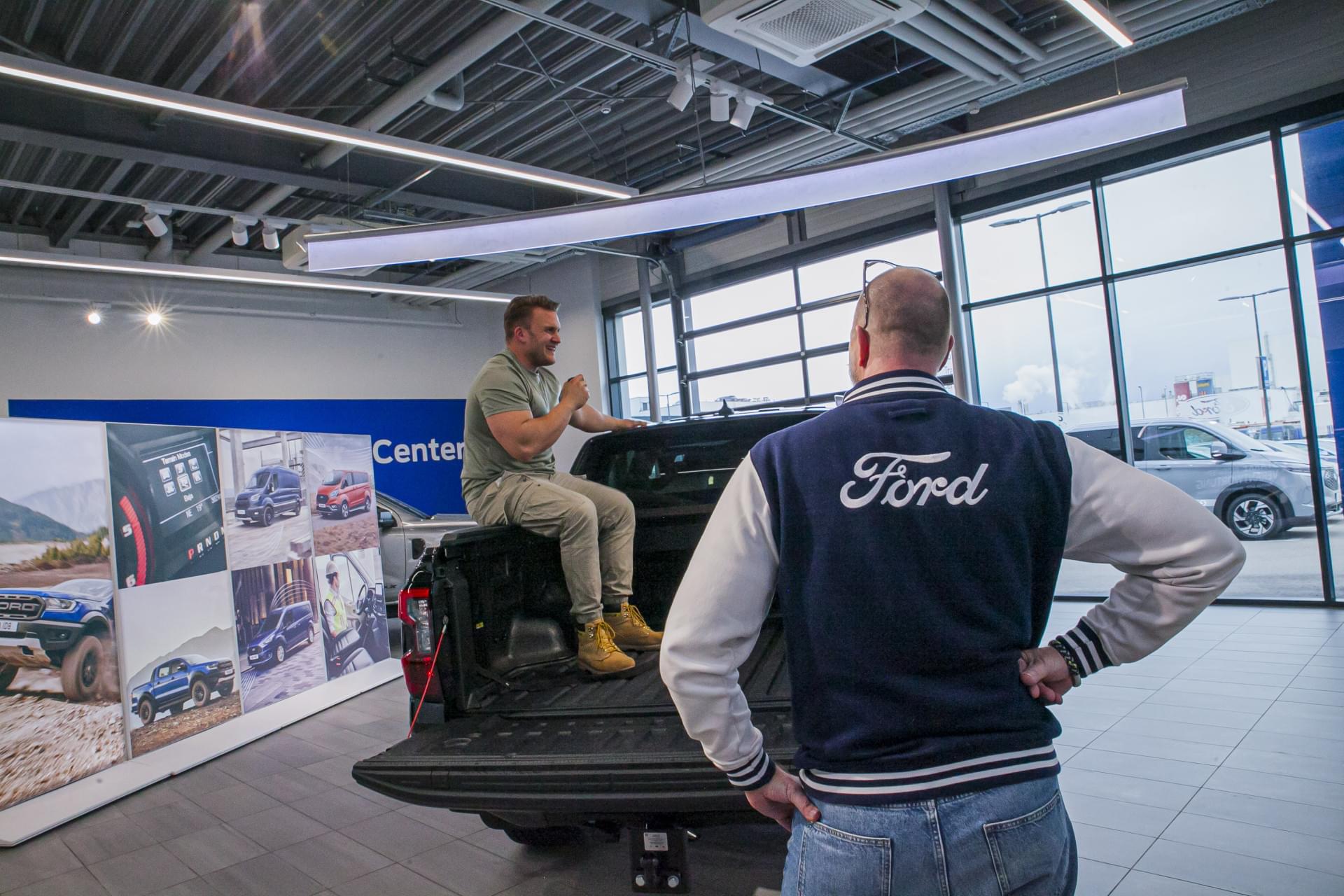 Auto Stahl Wien 22 – Strongman Matthias Göth Ford Ranger Übergabe 20260331-136