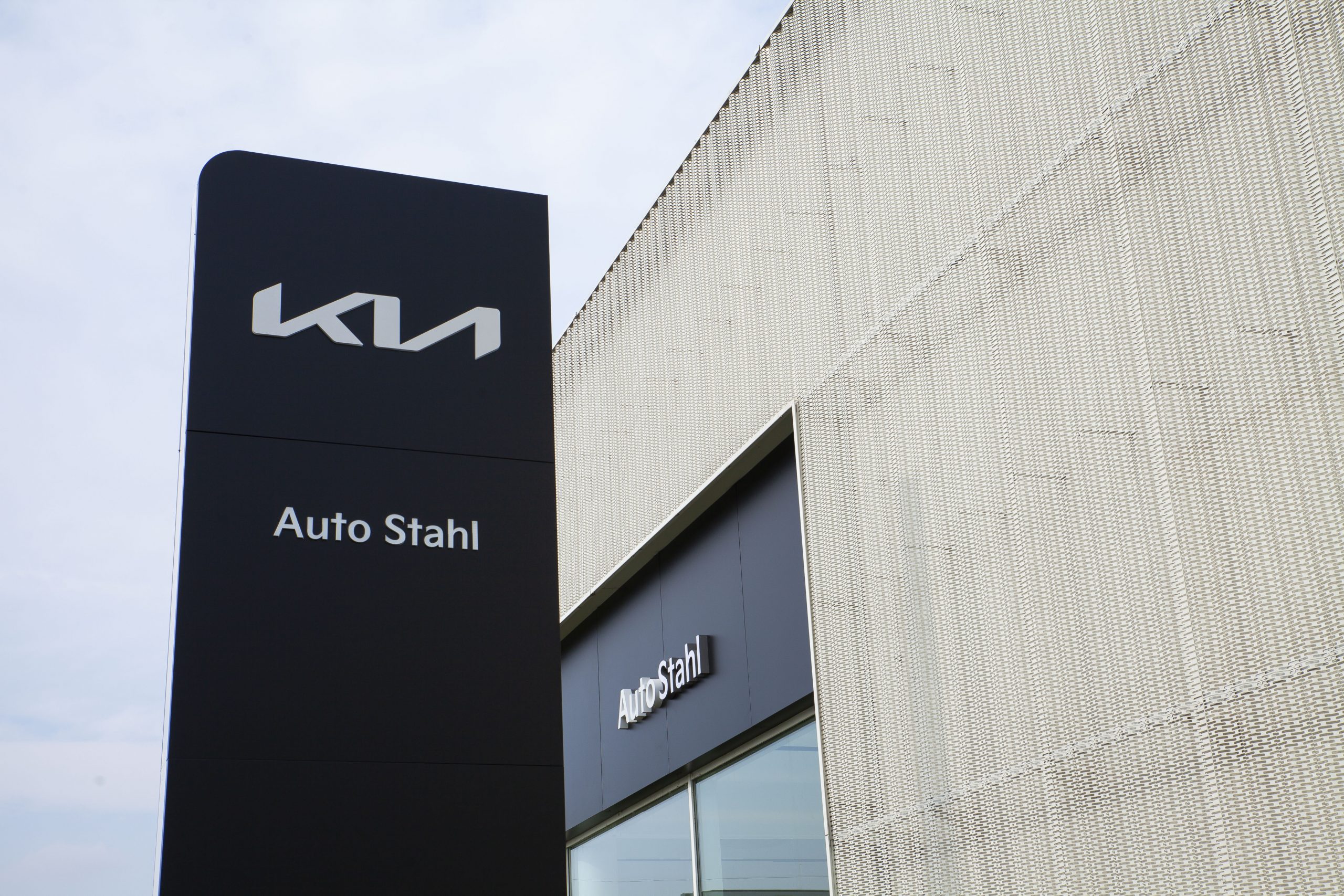 Auto Stahl Wien 21 – Neue Kia CI – Schauraum Außen und Innenaufnahmen 202504-05