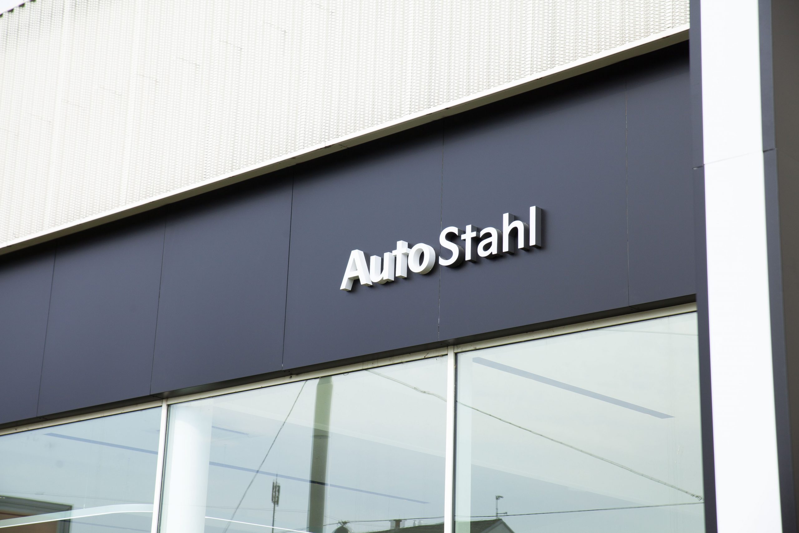 Auto Stahl Wien 21 – Neue Kia CI – Schauraum Außen und Innenaufnahmen 202504-13