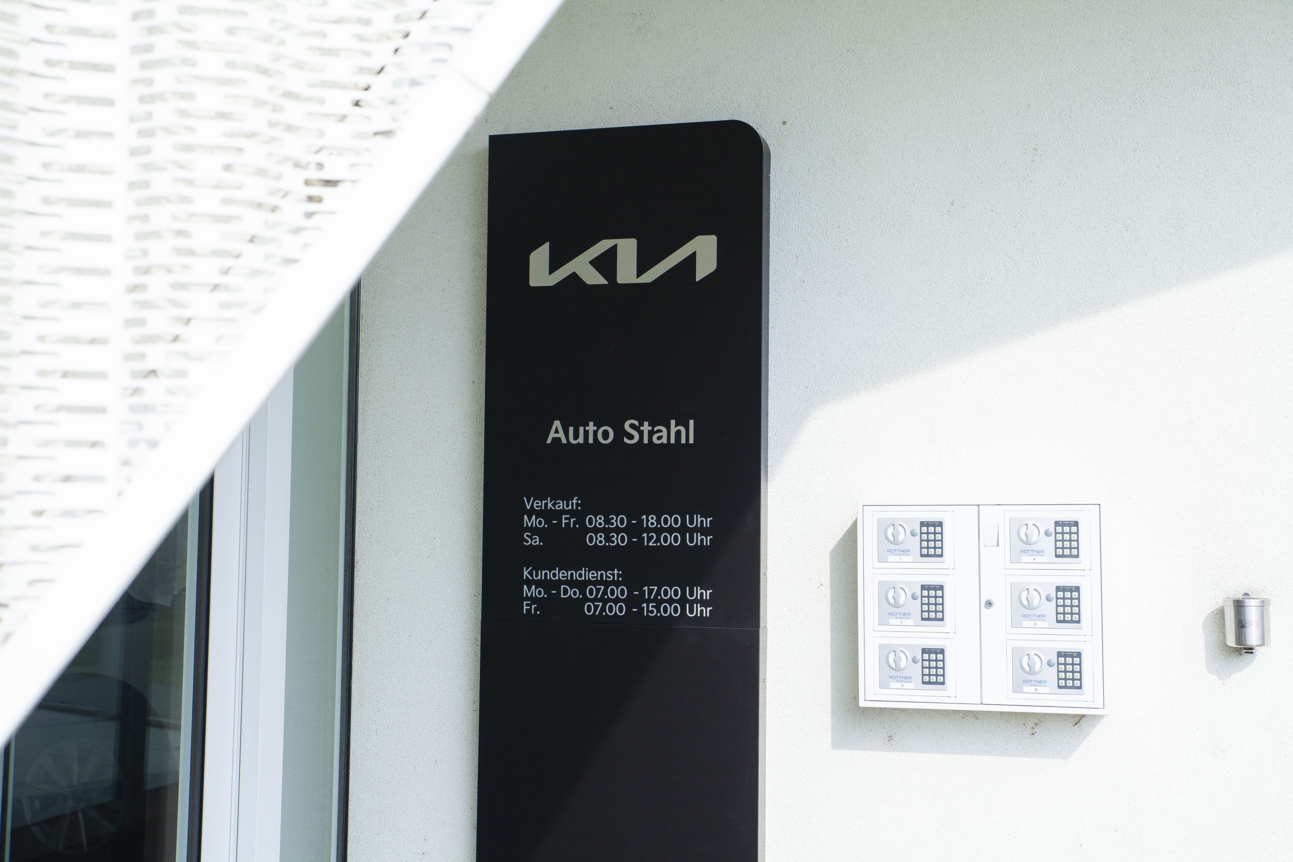 Auto Stahl Wien 21 – Neue Kia CI – Schauraum Außen und Innenaufnahmen 202504-23