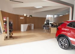 Auto Stahl Wien 21 – Neue Kia CI – Schauraum Außen und Innenaufnahmen 202504-60