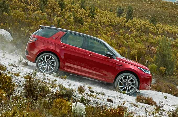 Auto Stahl der neue Discovery Sport 2019 Offroad Bergab Rot Seitenansicht