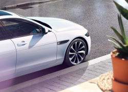 Auto Stahl der neue Jaguar XE 2019 Seitenansicht Weiß