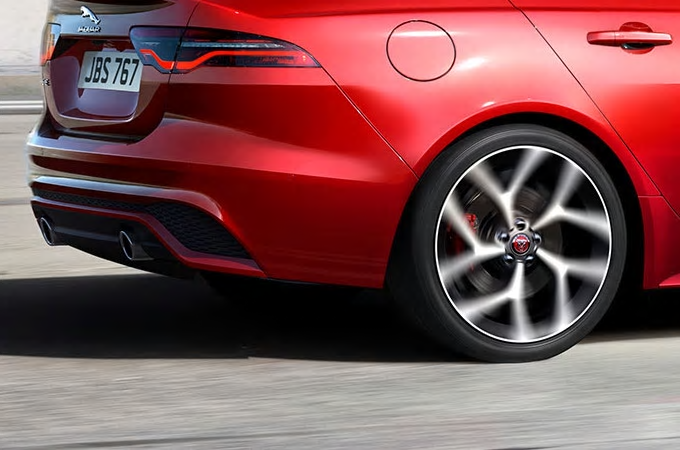 Auto Stahl der neue Jaguar XE 2019 Seitenansicht Reifen Felge Rot