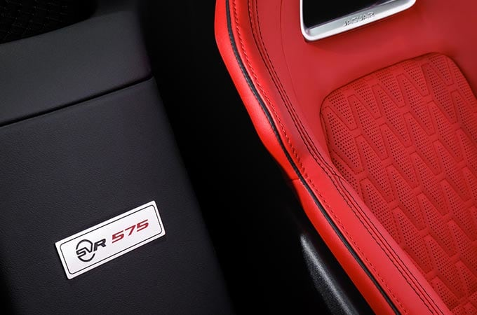 Jaguar F-Type SVR Interieur Sitze Schwarz Rot bei Auto Stahl
