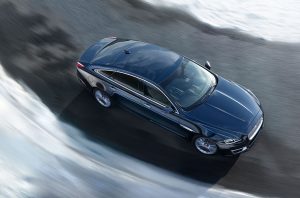 Jaguar XJ Vogelperspektive Kurve Schwarz Elegant
