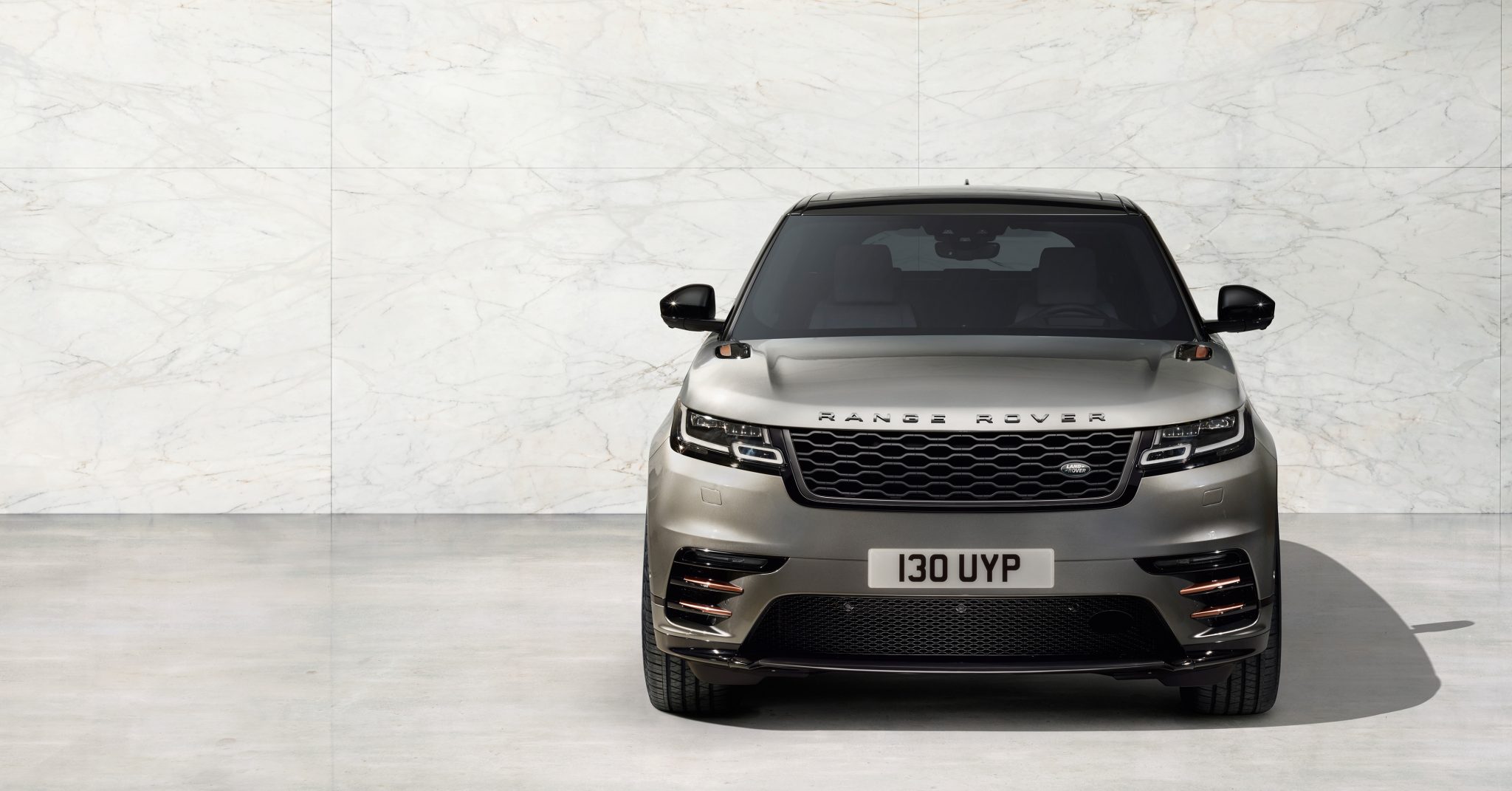 Range Rover Velar bei Auto Stahl Frontansicht