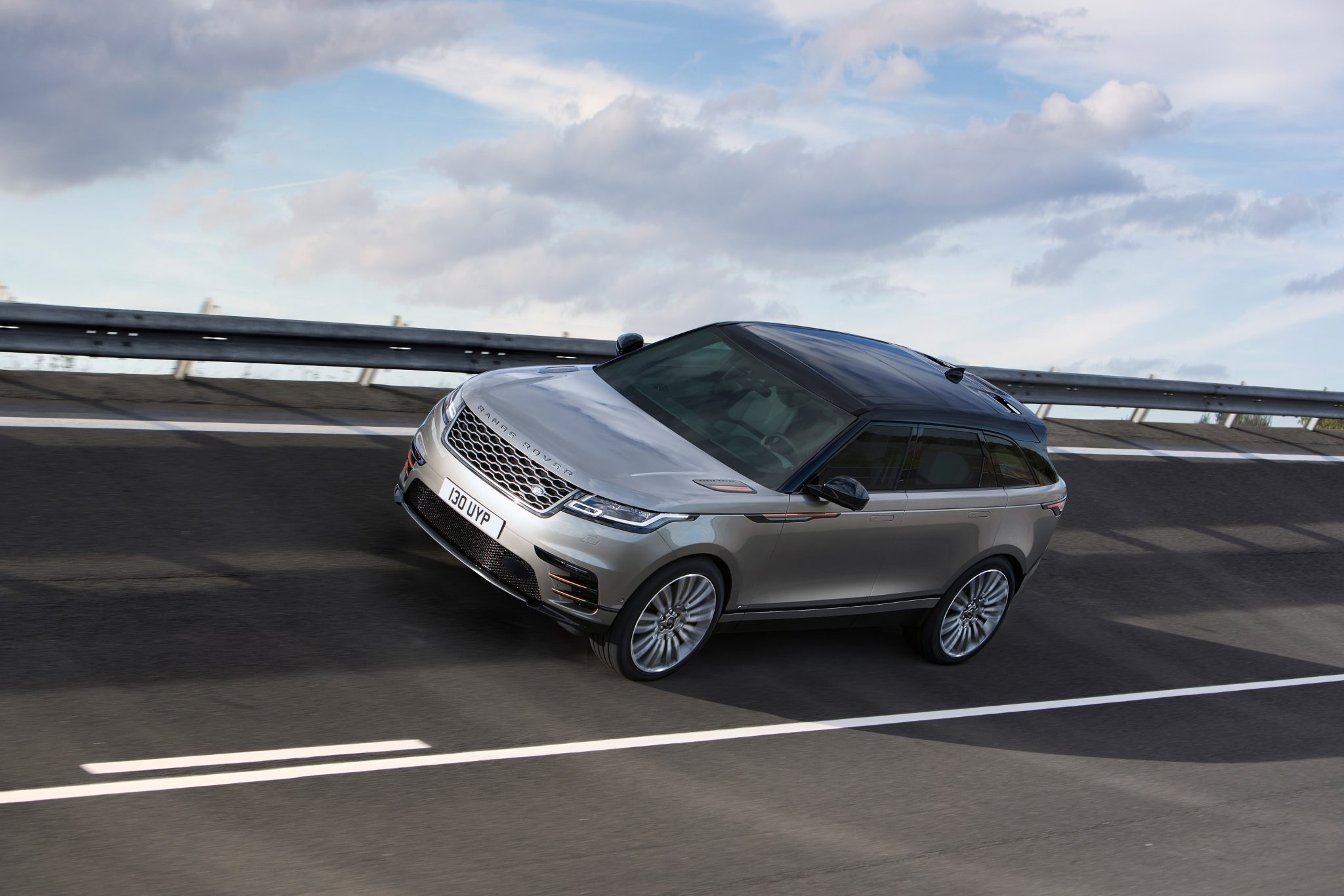 Range Rover Velar bei Auto Stahl auf der Straße