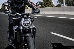 Honda Bike CB1000R 2018 bei Auto Stahl Frontansicht Schwarz Scheinwerfer Straße