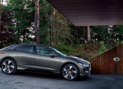 Jaguar I-Pace bei Auto Stahl Seitenansicht Grau beim laden