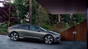 Jaguar I-Pace bei Auto Stahl Seitenansicht Grau beim laden