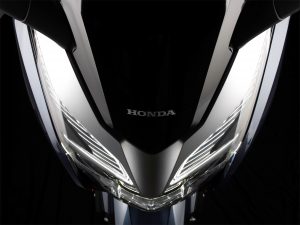 Honda Forza 300 bei Auto Stahl Scheinwerfer Licht Schwarz