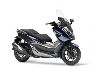 Honda Forza 300bei Auto Stahl Seitenansicht Blau Schwarz Silber