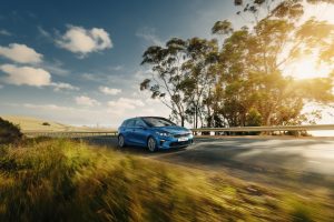 Kia Ceed bei Auto Stahl 2018 Detail Header Blau Kurve Seitenansicht Frontansicht Outdoor