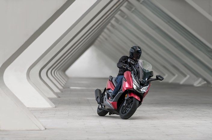 Honda Forza 125 bei Auto Stahl Frontansicht Rot Schwarz