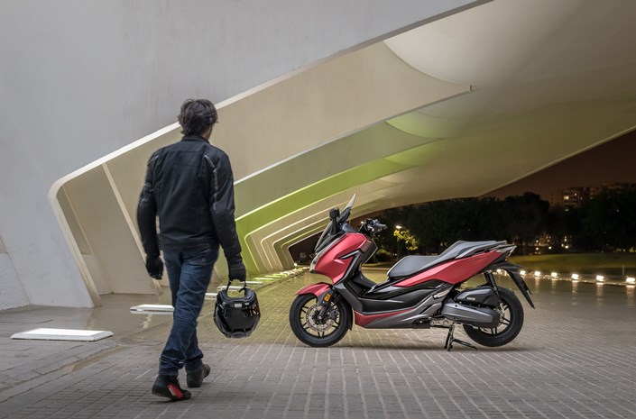 2018 Honda Forza 125 bei Auto Stahl Outdoor Seitenansicht Schwarz Rot Hauptständer